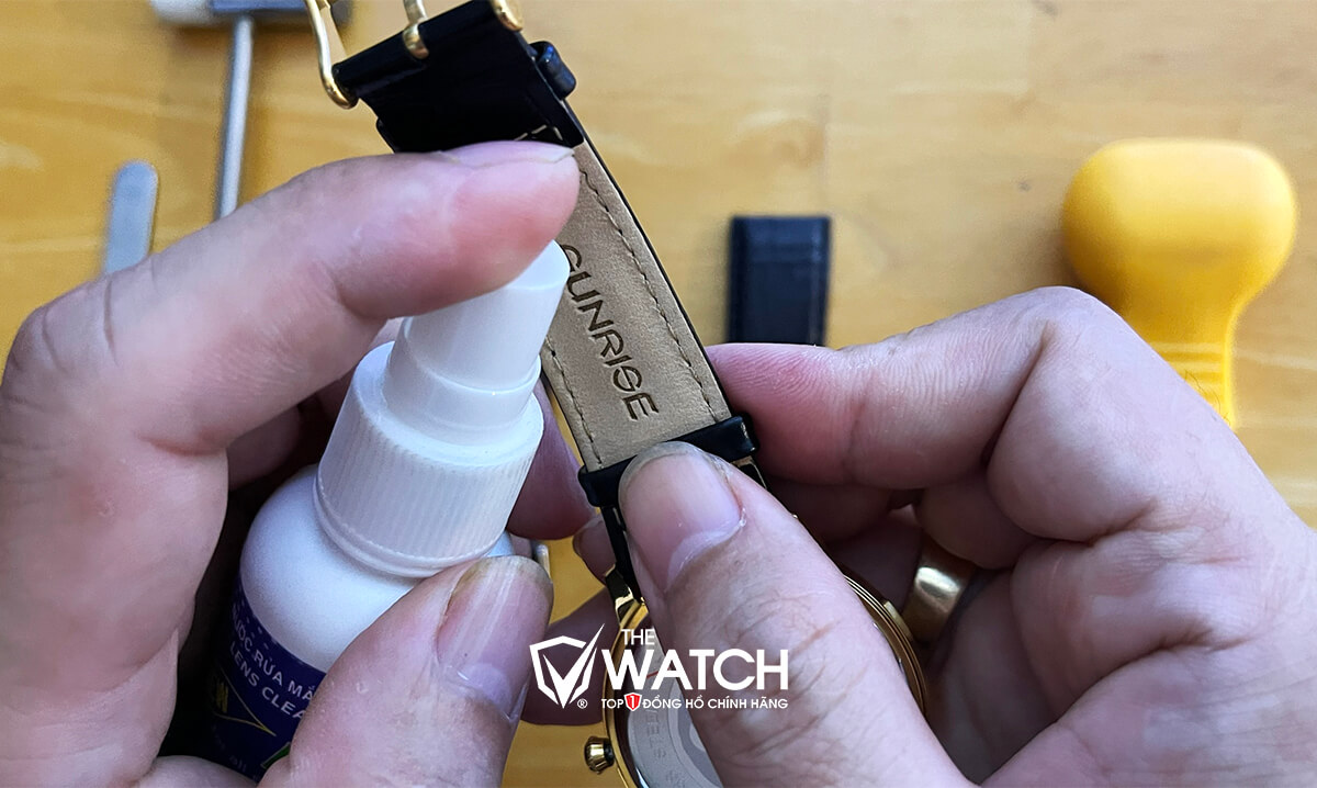 Hướng dẫn vệ sinh dây da đồng hồ đúng cách - The Watch